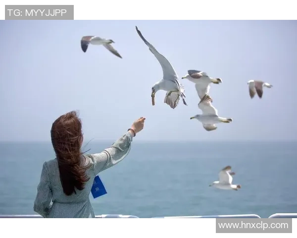 足球明星与美女亲密合影瞬间展现魅力与风采的完美结合